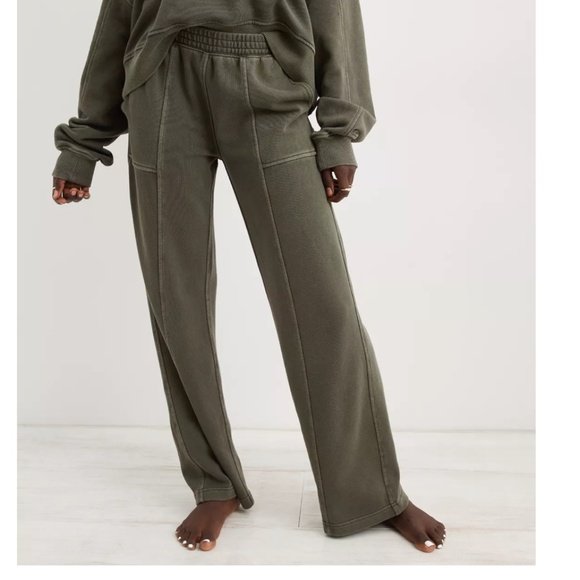 aerie Pants - Aerie House Party High Rise Skater Athleisure Pant Festive Olive Size Medium